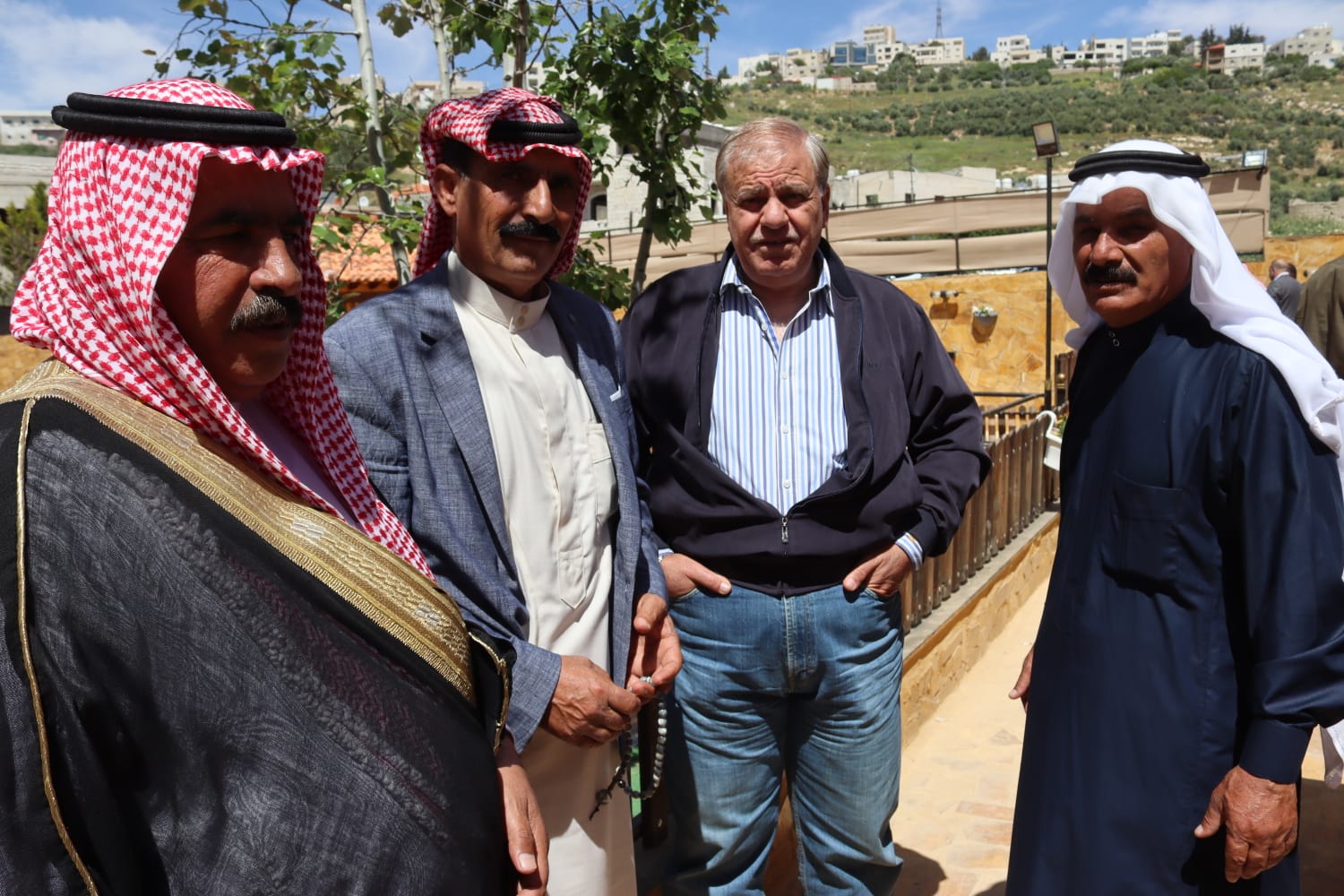 الشيخ طالب المناصير ( أبو نشمي ) واخوانة يولمون لحشد من شيوخ ووجهاء المملكة .. صور