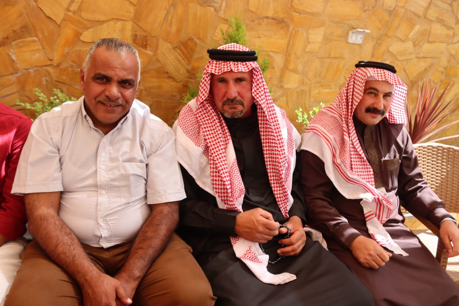 الشيخ طالب المناصير ( أبو نشمي ) واخوانة يولمون لحشد من شيوخ ووجهاء المملكة .. صور