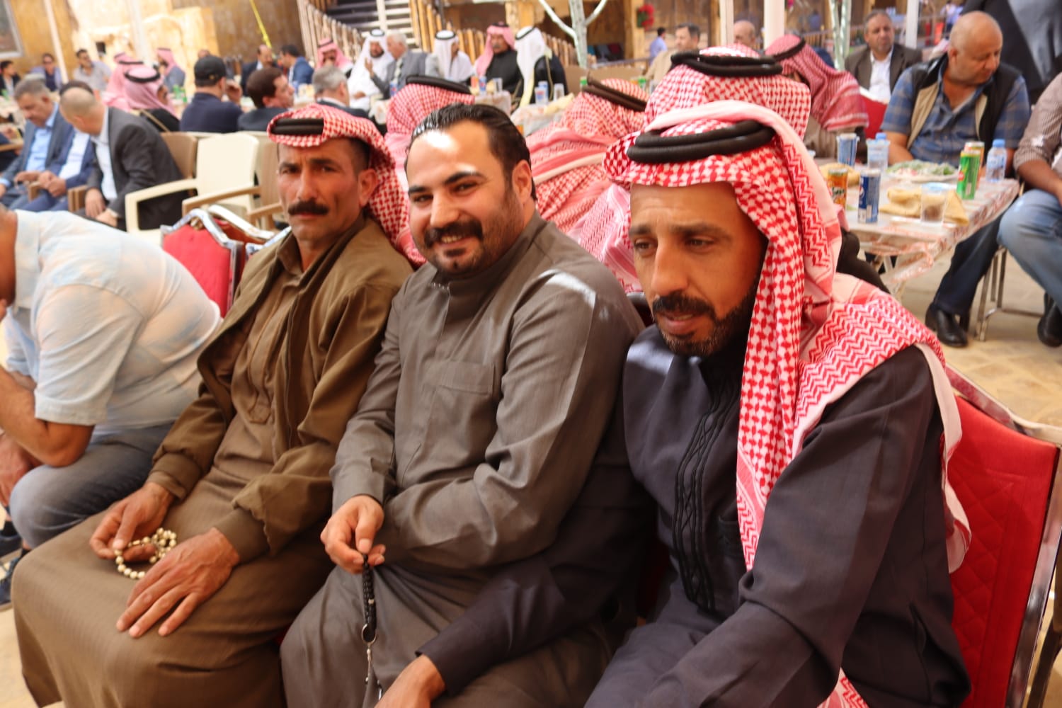 الشيخ طالب المناصير ( أبو نشمي ) واخوانة يولمون لحشد من شيوخ ووجهاء المملكة .. صور