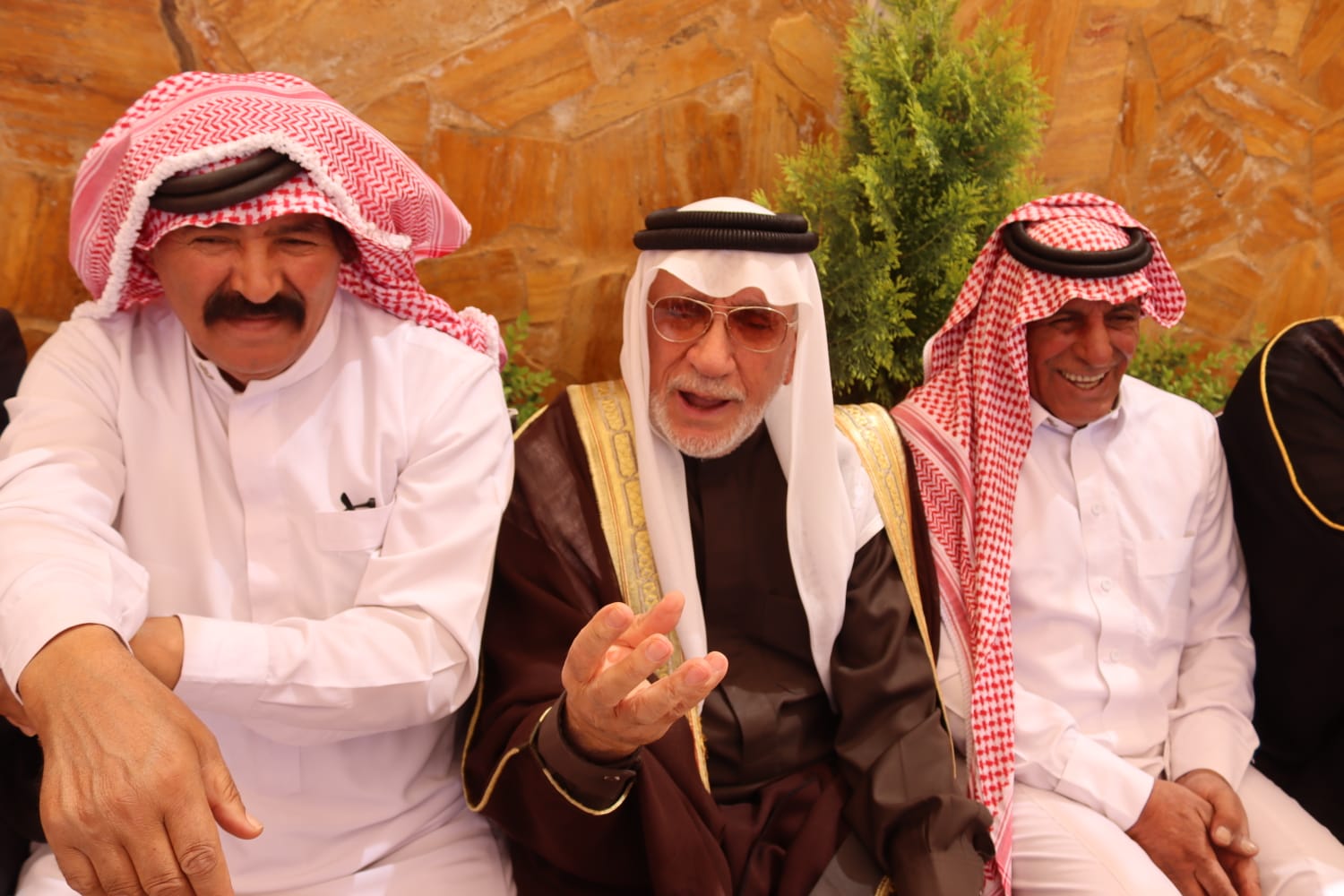 الشيخ طالب المناصير ( أبو نشمي ) واخوانة يولمون لحشد من شيوخ ووجهاء المملكة .. صور