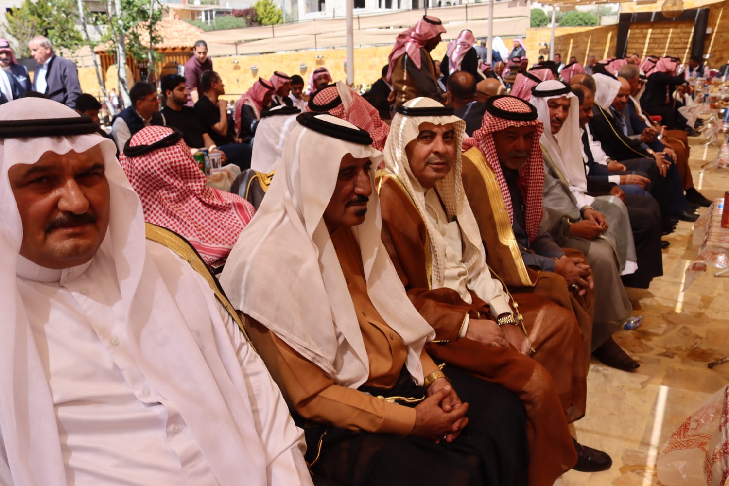 الشيخ طالب المناصير ( أبو نشمي ) واخوانة يولمون لحشد من شيوخ ووجهاء المملكة .. صور