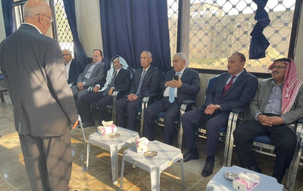 مندوبًا عَن الملك وولي العهد العيسوي يُعزي عشيرة أبو الغنم.