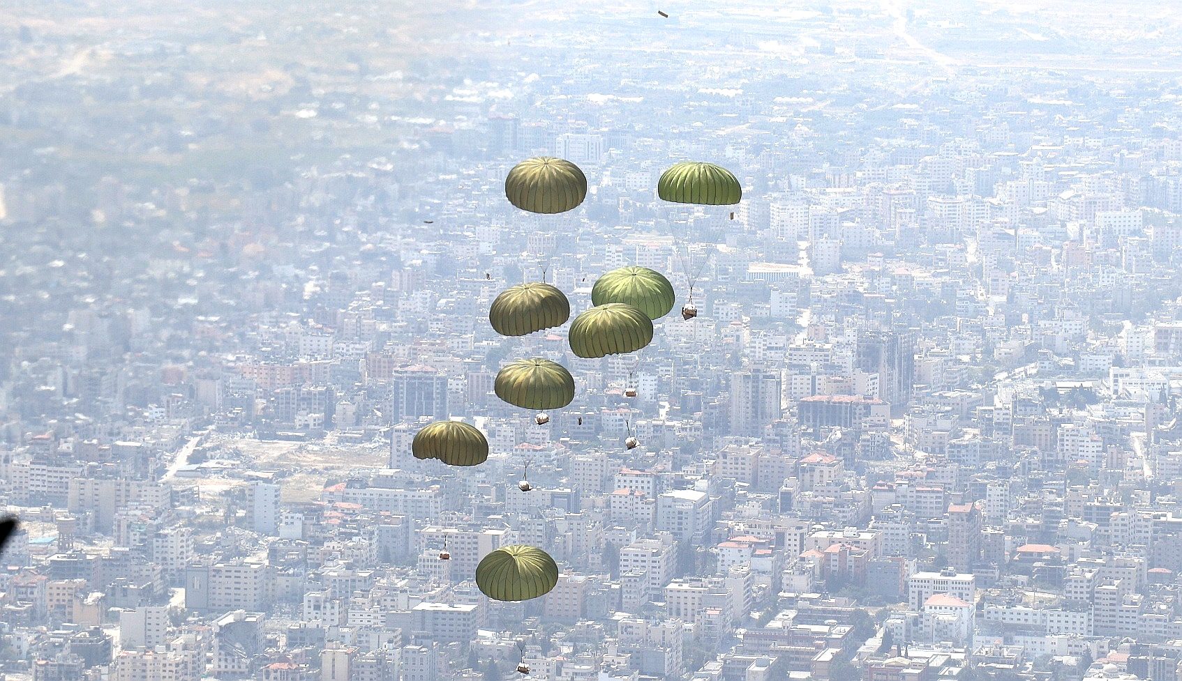 القوات المسلحة الأردنية تنفذ 9 إنزالات جوية على شمال غزة بمشاركة دولية