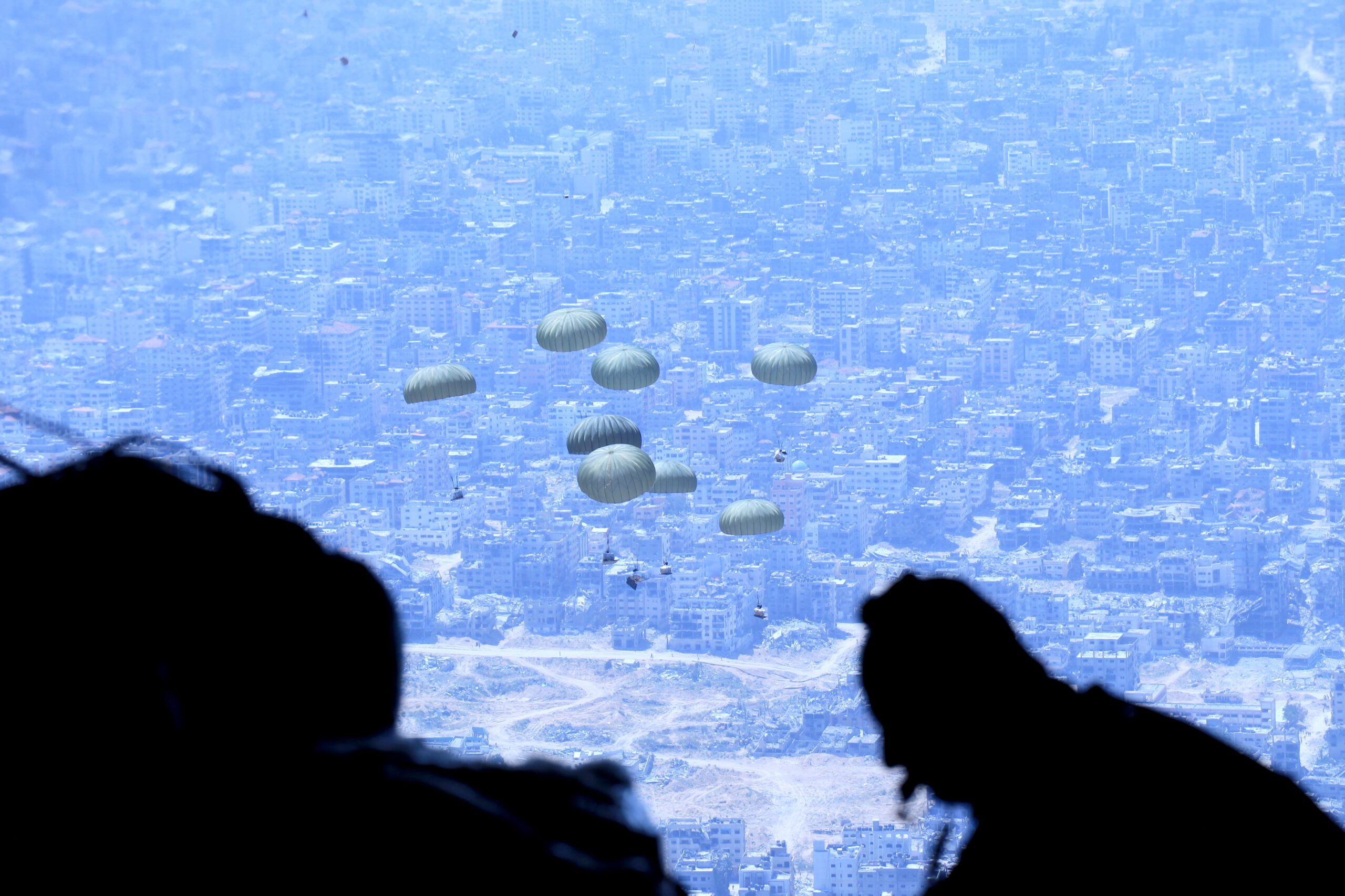 صورة حول : القوات المسلحة الأردنية تنفذ 7 إنزالات جوية على شمال غزة بمشاركة دولية القوات المسلحة الأردنية تنفذ 7 إنزالات جوية على شمال غزة بمشاركة دولية