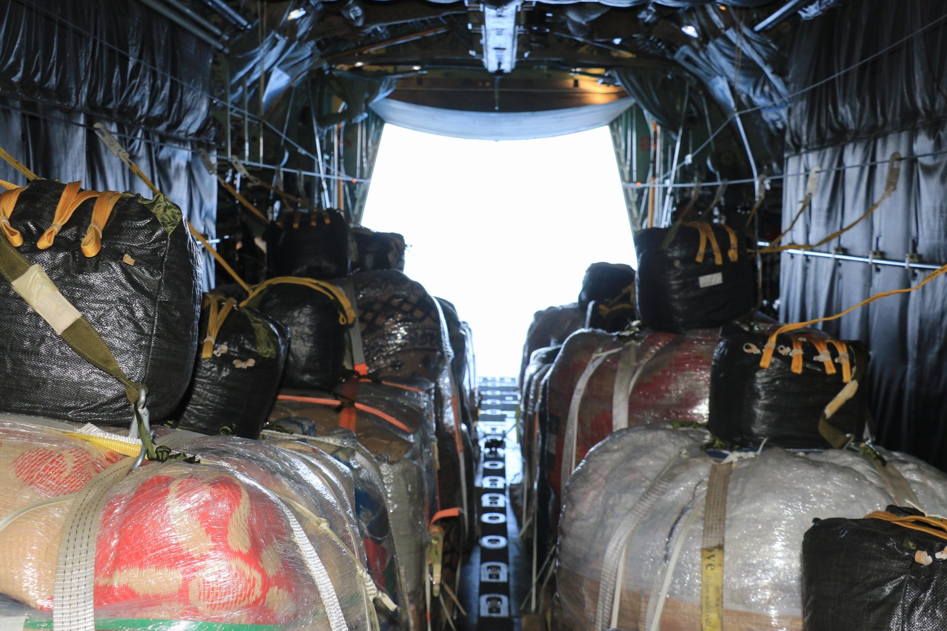 صورة حول : القوات المسلحة الأردنية تنفذ 8 إنزالات جوية لمساعدات على شمالي القطاع القوات المسلحة الأردنية تنفذ 8 إنزالات جوية لمساعدات على شمالي القطاع