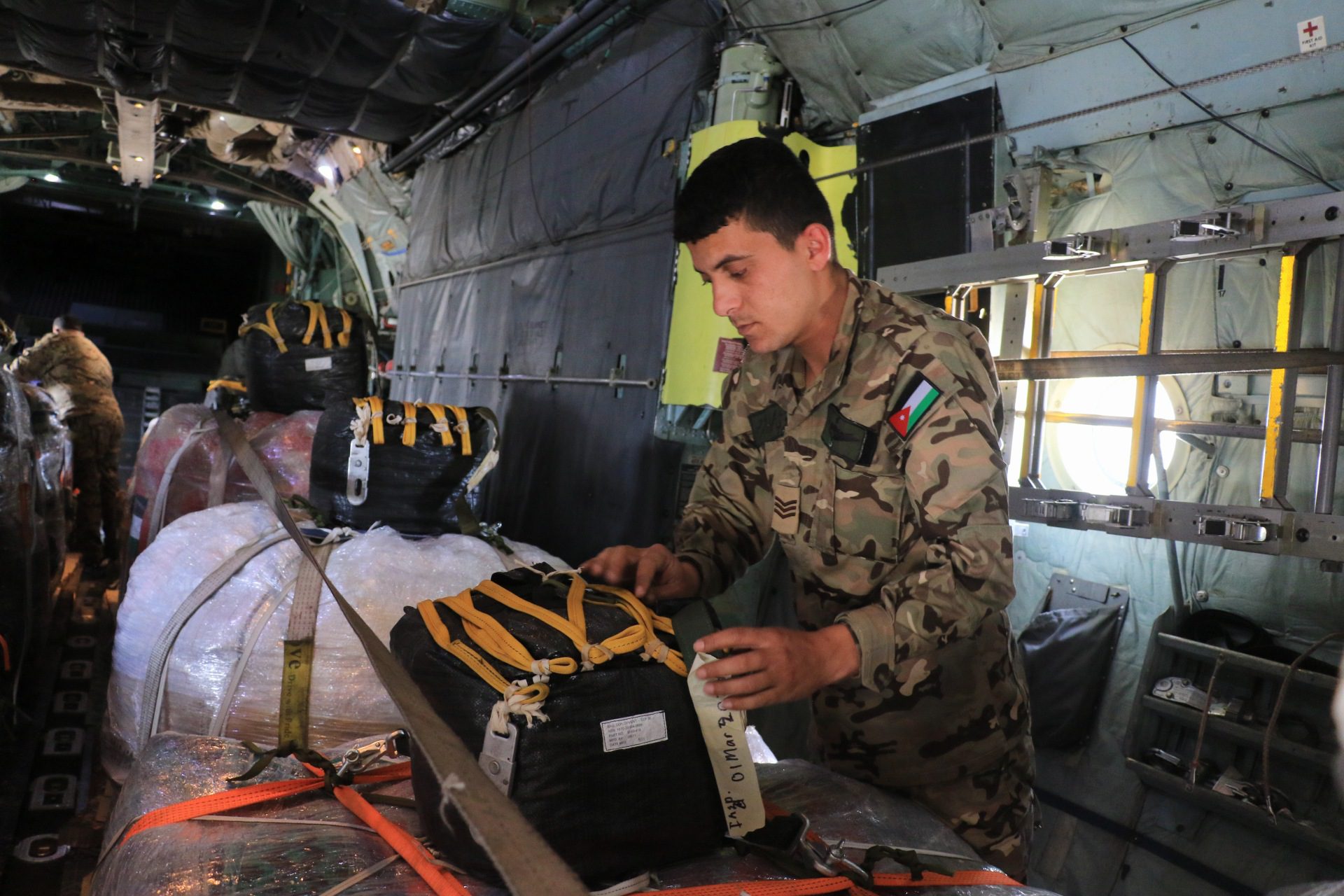 صورة حول : القوات المسلحة الأردنية تنفذ 8 إنزالات جوية لمساعدات على شمالي القطاع القوات المسلحة الأردنية تنفذ 8 إنزالات جوية لمساعدات على شمالي القطاع