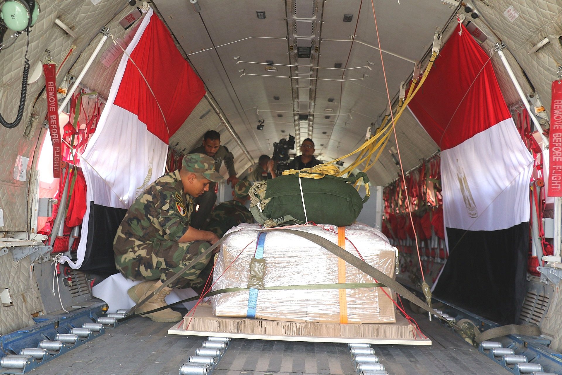 صورة حول : القوات المسلحة الأردنية تنفذ 8 إنزالات جوية لمساعدات على شمالي القطاع القوات المسلحة الأردنية تنفذ 8 إنزالات جوية لمساعدات على شمالي القطاع