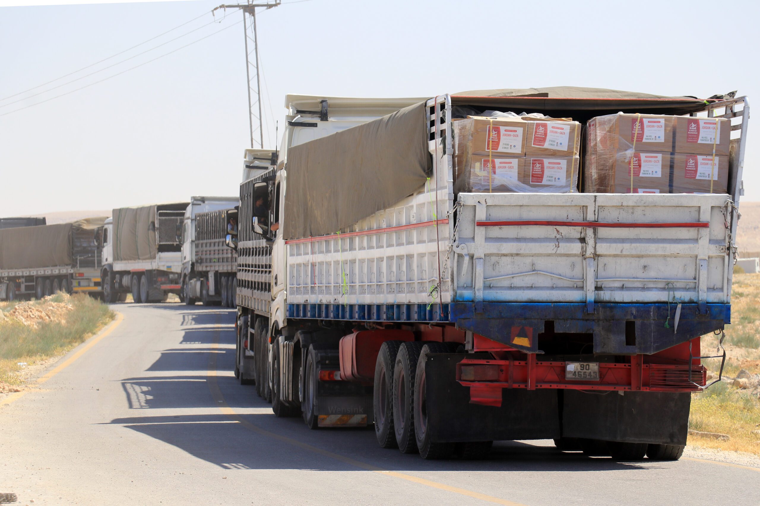 القوات المسلحة ترسل 51 شاحنة مساعدات إنسانية إلى قطاع غزة