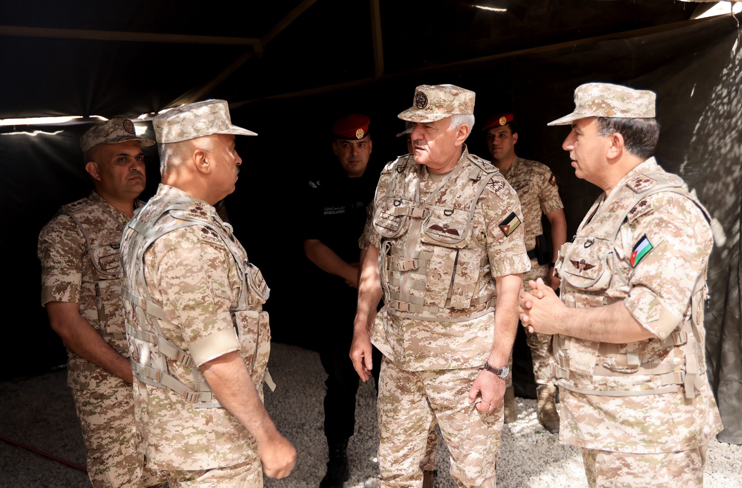 صورة حول : رئيس هيئة الأركان المشتركة يزور قيادة المنطقة العسكرية الوسطى رئيس هيئة الأركان المشتركة يزور قيادة المنطقة العسكرية الوسطى