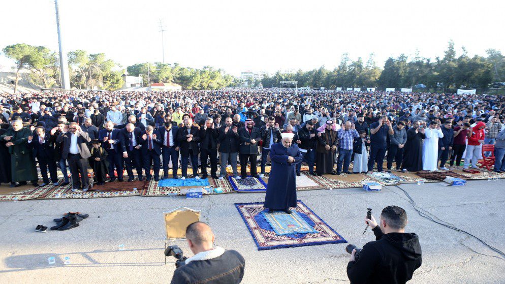 صورة حول : يؤدي الأردنيون صلاة عيد الفطر في جميع محافظاتهم يؤدي الأردنيون صلاة عيد الفطر في جميع محافظاتهم