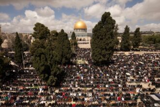 في ظل تطلعات نحو التهدئة، يصلي الآلاف صلاة العيد في المسجد الأقصى.