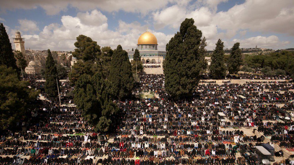 صورة حول : في ظل تطلعات نحو التهدئة، يصلي الآلاف صلاة العيد في المسجد الأقصى في ظل تطلعات نحو التهدئة، يصلي الآلاف صلاة العيد في المسجد الأقصى.