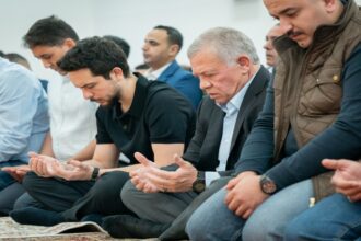 صاحب الجلالة الملك وولي عهده يؤدّيان صلاة عيد الفطر في مسجد الحرس الملكي في مدينة العقبة