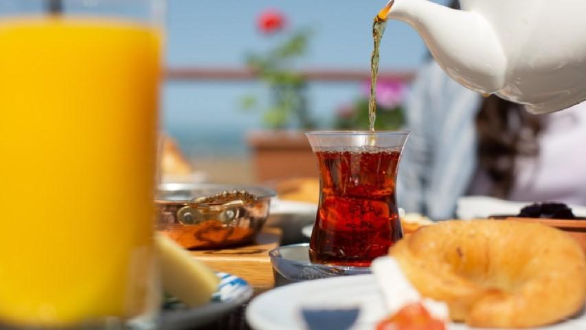 أيُهما أفضل الشاي أم العصير فِي الصباح؟