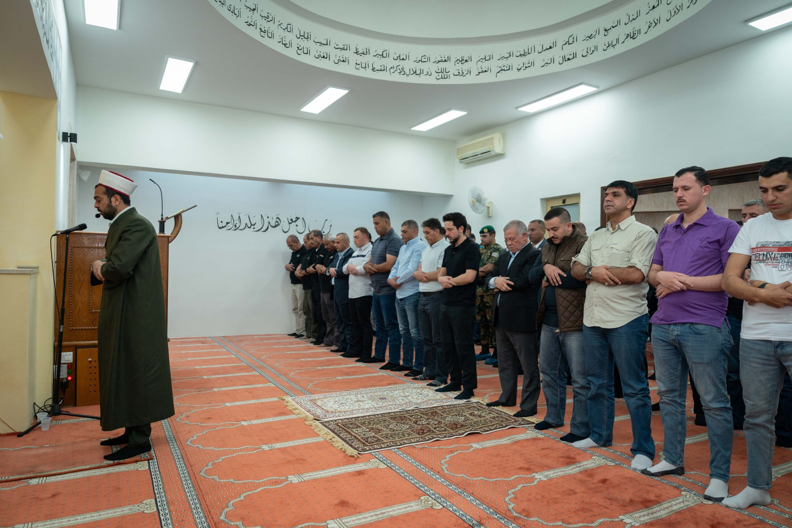 صاحب الجلالة الملك وولي عهده يؤدّيان صلاة عيد الفطر في مسجد الحرس الملكي في مدينة العقبة