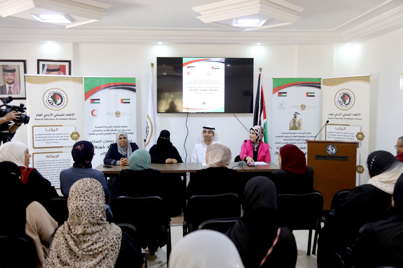 صورة حول : سفارة الإمارات تُشرف عَلى مبادرة توزيع قسائم شرائيّة المقدمة من مؤسسة صقر بن محمد القاسمي للأعمال الخيرية والإنسانيّة "بالتعاون مع الاتحاد النسائي الأردني العام" سفارة الإمارات تُشرف عَلى مبادرة توزيع قسائم شرائيّة المقدمة من مؤسسة صقر بن محمد القاسمي للأعمال الخيرية والإنسانيّة "بالتعاون مع الاتحاد النسائي الأردني العام"