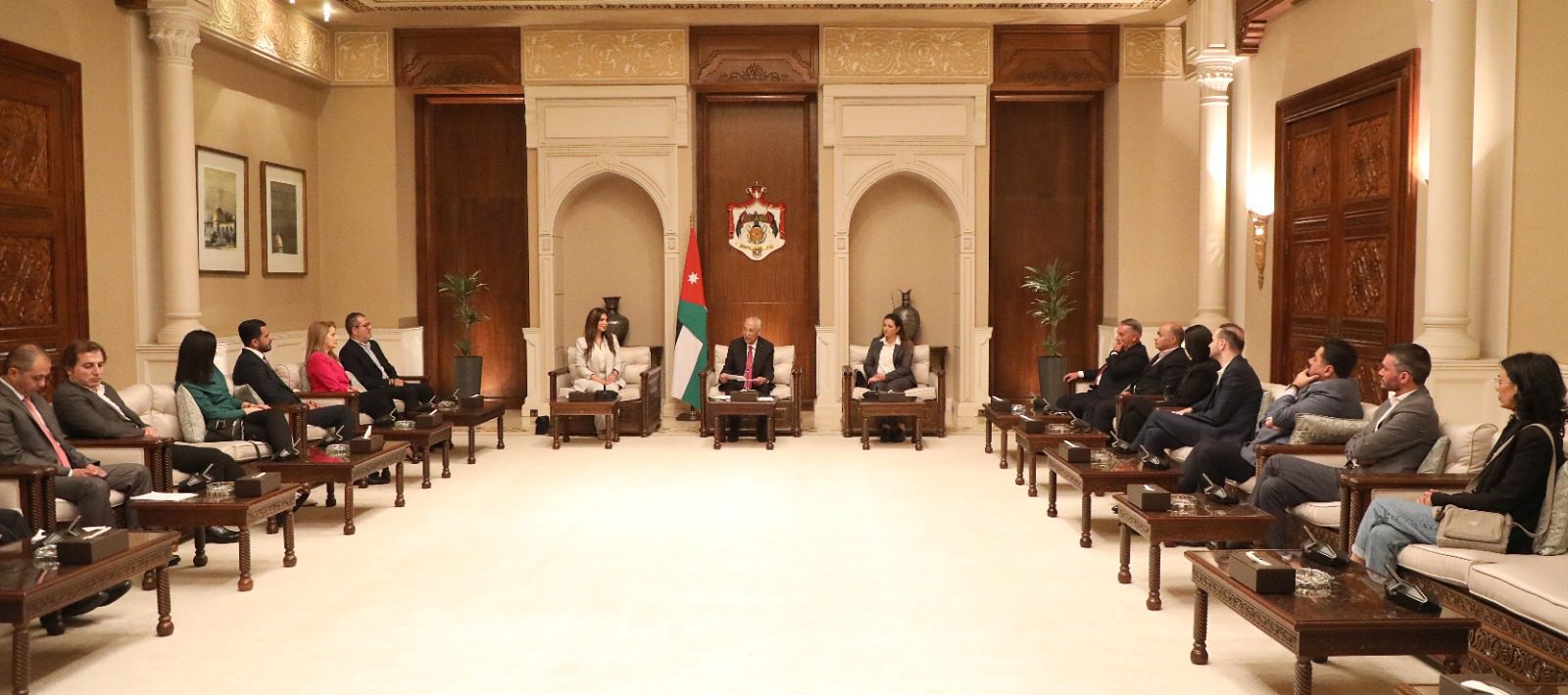 رئيس الديوان الملكي الهاشمي يلتقي إعلاميين ونشطاء تواصل اجتماعي