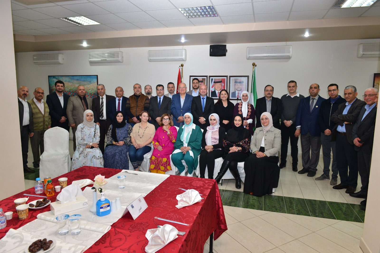 صورة حول : نادي جامعة البترا ينظم إفطارًا رمضانيًا لأعضاء النادي وأسرهم نادي جامعة البترا ينظم إفطارًا رمضانيًا لأعضاء النادي وأسرهم