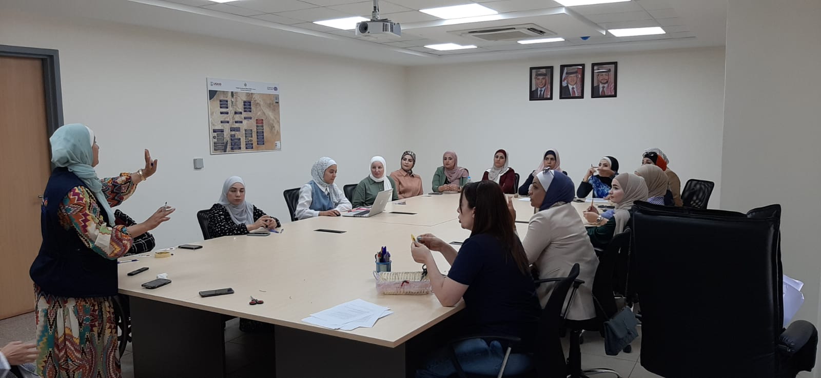 مدير عام شركة مياه العقبة يخرج 15 موظفة في الشركة انهين برنامج تدريبي