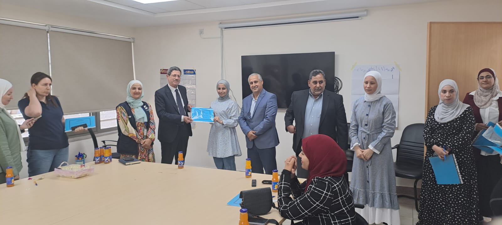 مدير عام شركة مياه العقبة يخرج 15 موظفة في الشركة انهين برنامج تدريبي