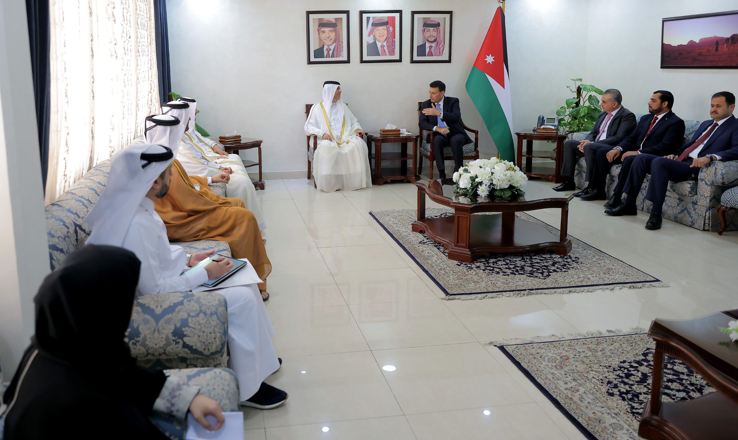 صورة حول : الصفدي يلتقي وفداً برلمانياً قطرياً ويؤكد متانة علاقة البلدين الشقيقين الصفدي يلتقي وفداً برلمانياً قطرياً ويؤكد متانة علاقة البلدين الشقيقين