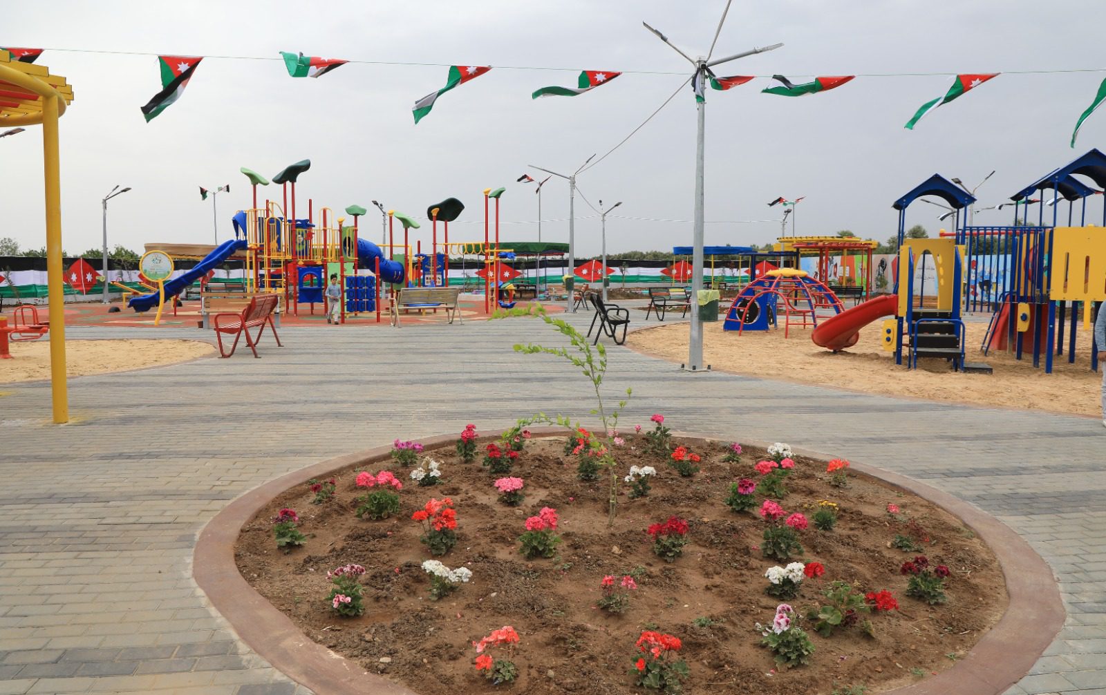 صورة حول : رئيس الديوان الملكي يفتتح مشاريع مبادرات ملكية في محافظة إربد رئيس الديوان الملكي يفتتح مشاريع مبادرات ملكية في محافظة إربد