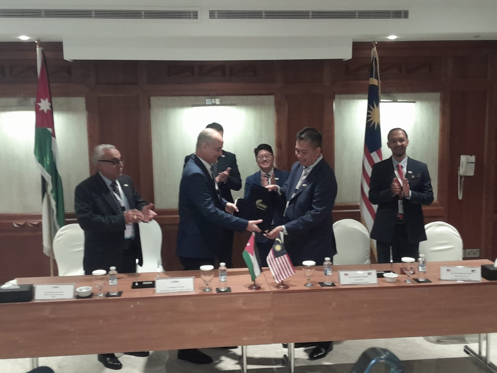 صورة حول : مُذكرة تفاهم بين "التعاونية الأردنية" والمعهد التعاونيّ الماليزي مُذكرة تفاهم بين "التعاونية الأردنية" والمعهد التعاونيّ الماليزي