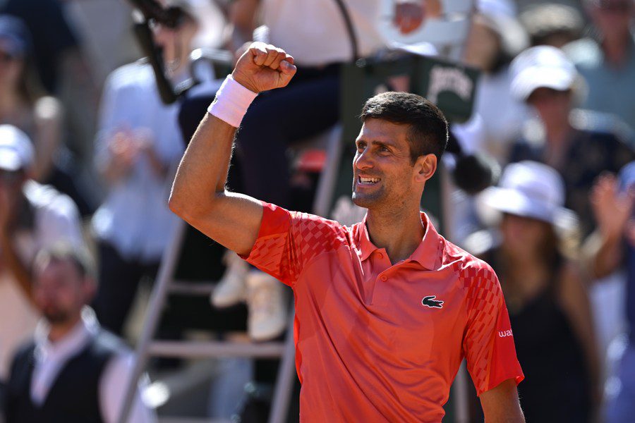 صورة حول : قارورة مياه تصطدم على رأس ديوكوفيتش(فيديو) قارورة مياه تصطدم على رأس ديوكوفيتش(فيديو)