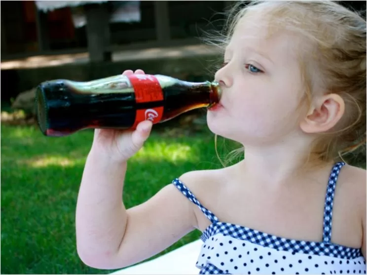 صورة حول : تعرف على تأثيرات المشروبات الغازية على الأطفال الصغار تعرف على تأثيرات المشروبات الغازية على الأطفال الصغار