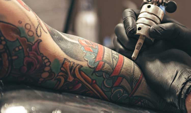 هل هناك صلة بين الوشم وسرطان الغدد الليمفاوية؟