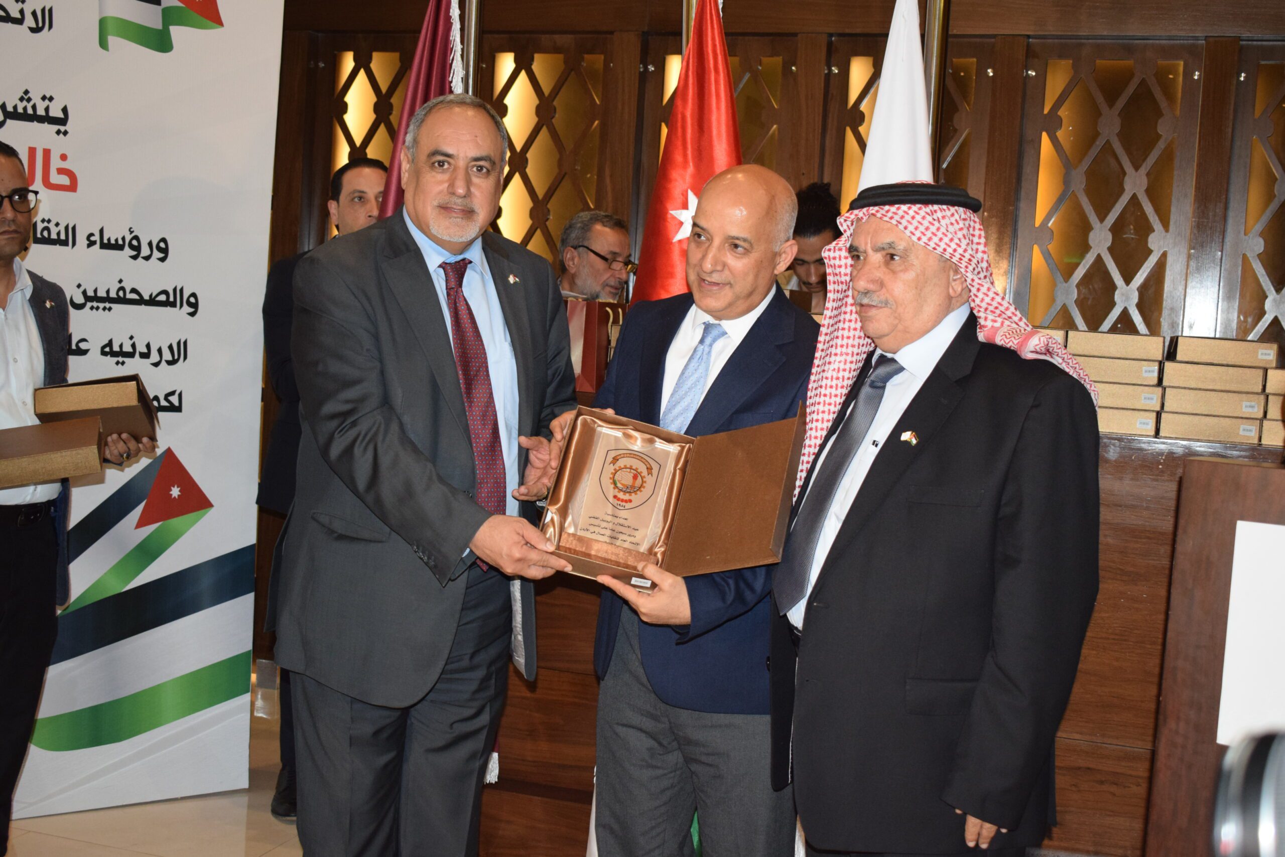 صورة حول : الاتحاد العام لنقابات عمال الأردن يحتفل بذكرى الاستقلال: تكريم للإنجازات ودعم للتعاون الوطنيّ في رحلة بناء مستقبل مُشرق الاتحاد العام لنقابات عمال الأردن يحتفل بذكرى الاستقلال: تكريم للإنجازات ودعم للتعاون الوطنيّ في رحلة بناء مستقبل مُشرق