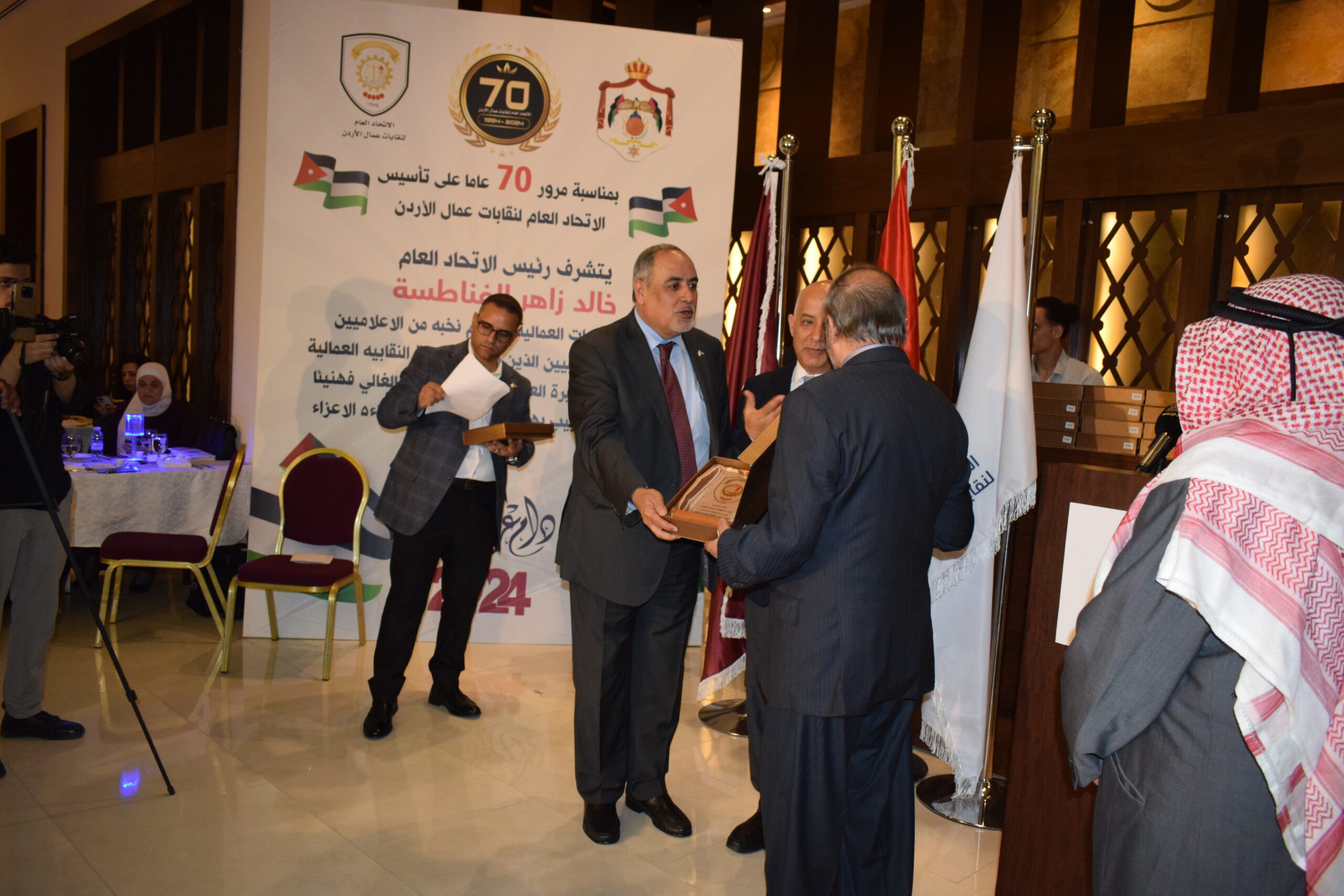 صورة حول : الاتحاد العام لنقابات عمال الأردن يحتفل بذكرى الاستقلال: تكريم للإنجازات ودعم للتعاون الوطنيّ في رحلة بناء مستقبل مُشرق الاتحاد العام لنقابات عمال الأردن يحتفل بذكرى الاستقلال: تكريم للإنجازات ودعم للتعاون الوطنيّ في رحلة بناء مستقبل مُشرق
