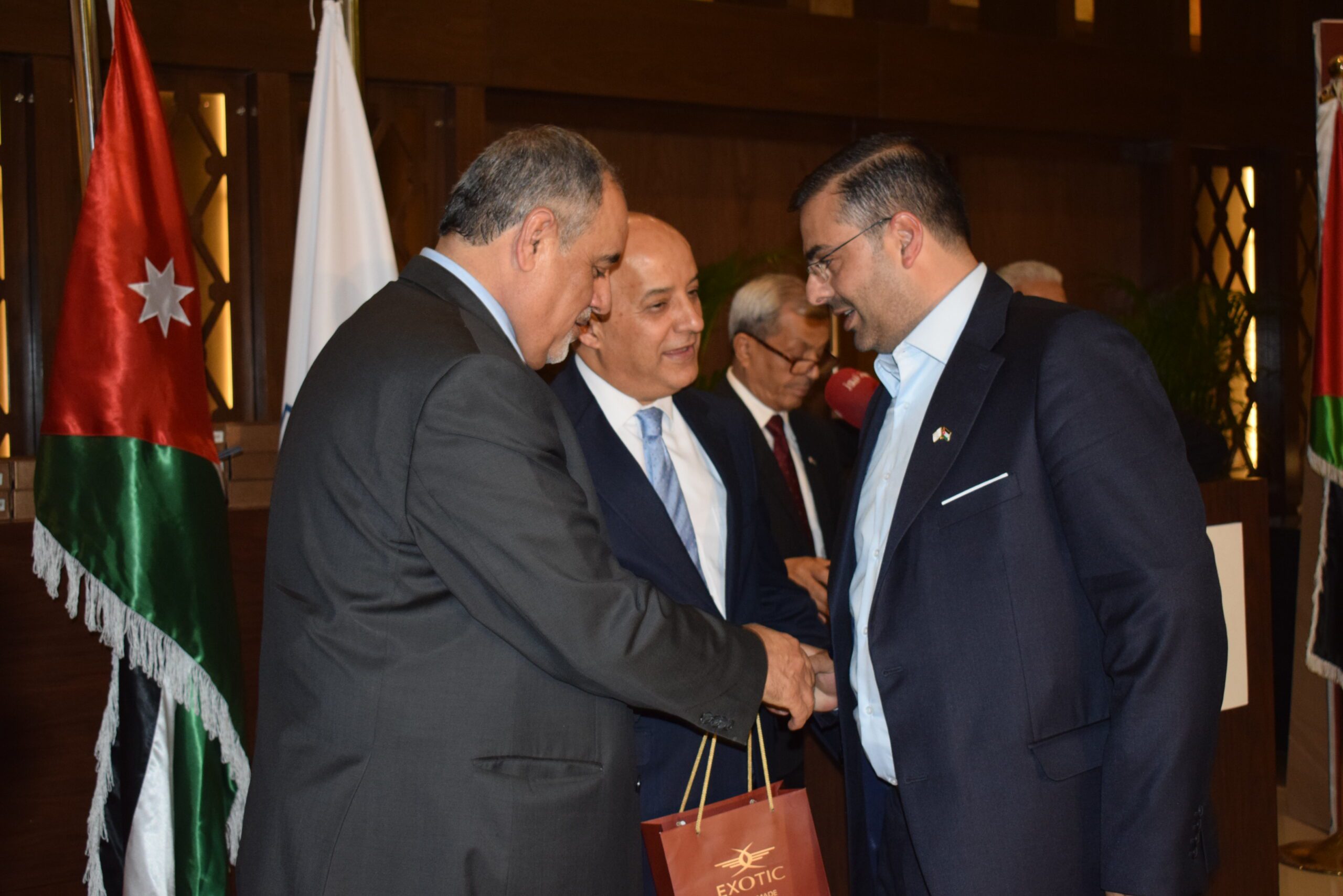 صورة حول : الاتحاد العام لنقابات عمال الأردن يحتفل بذكرى الاستقلال: تكريم للإنجازات ودعم للتعاون الوطنيّ في رحلة بناء مستقبل مُشرق الاتحاد العام لنقابات عمال الأردن يحتفل بذكرى الاستقلال: تكريم للإنجازات ودعم للتعاون الوطنيّ في رحلة بناء مستقبل مُشرق