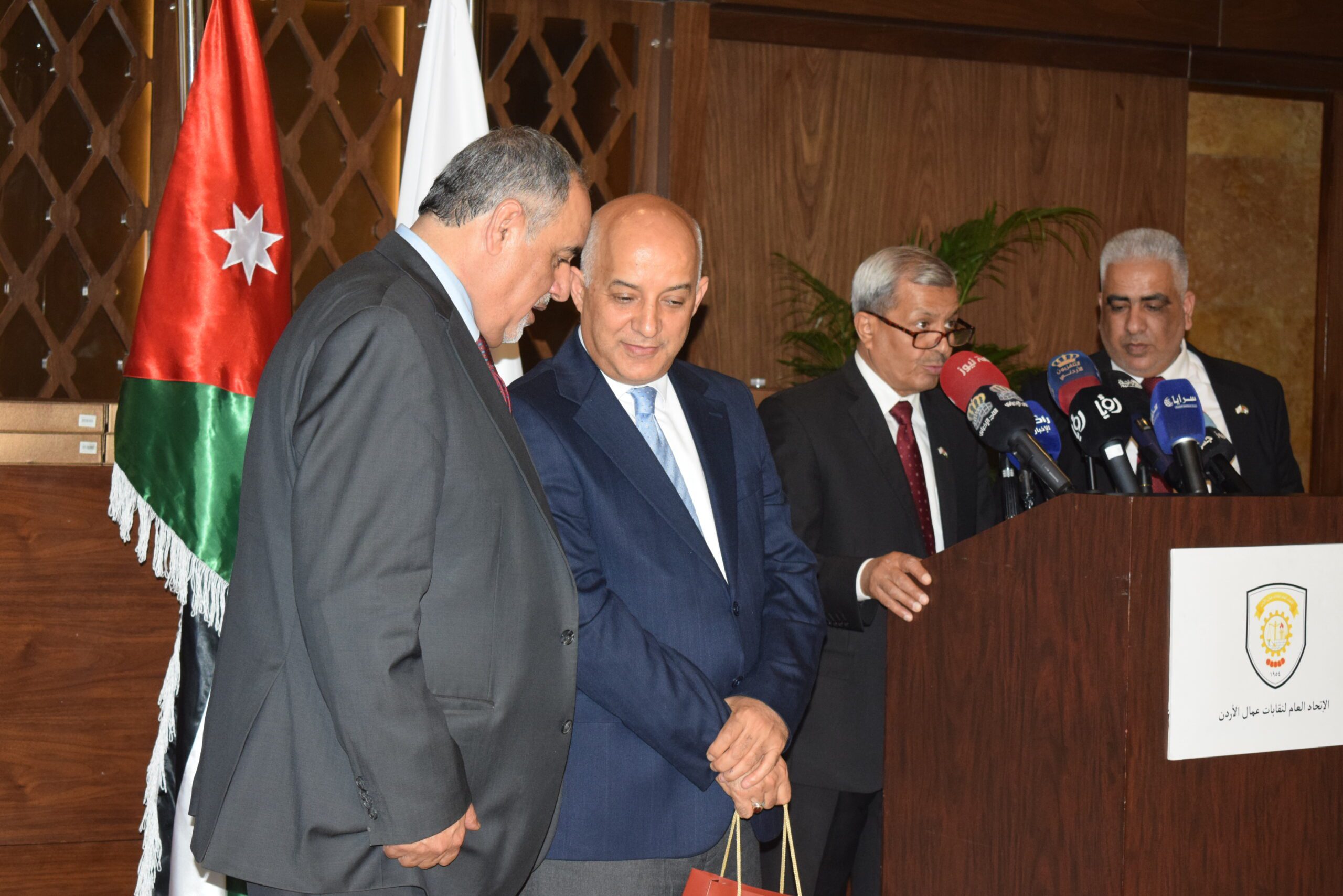 صورة حول : الاتحاد العام لنقابات عمال الأردن يحتفل بذكرى الاستقلال: تكريم للإنجازات ودعم للتعاون الوطنيّ في رحلة بناء مستقبل مُشرق الاتحاد العام لنقابات عمال الأردن يحتفل بذكرى الاستقلال: تكريم للإنجازات ودعم للتعاون الوطنيّ في رحلة بناء مستقبل مُشرق