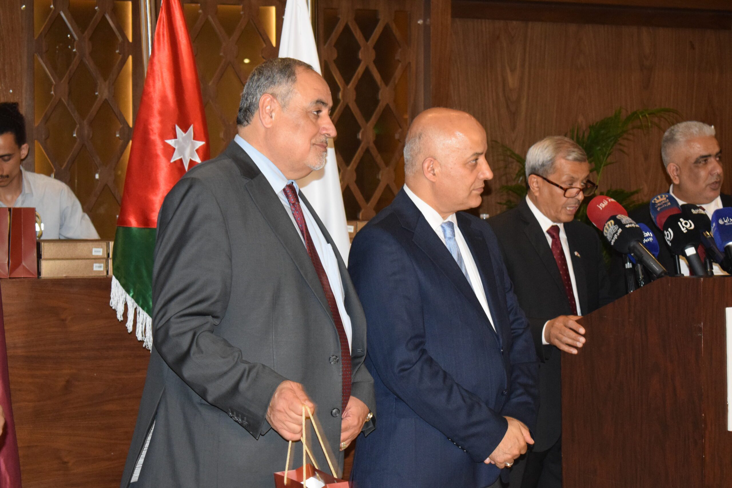 صورة حول : الاتحاد العام لنقابات عمال الأردن يحتفل بذكرى الاستقلال: تكريم للإنجازات ودعم للتعاون الوطنيّ في رحلة بناء مستقبل مُشرق الاتحاد العام لنقابات عمال الأردن يحتفل بذكرى الاستقلال: تكريم للإنجازات ودعم للتعاون الوطنيّ في رحلة بناء مستقبل مُشرق