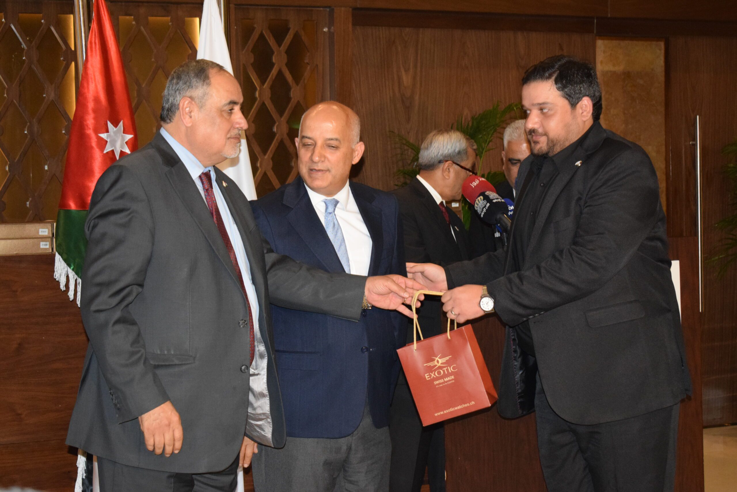 صورة حول : الاتحاد العام لنقابات عمال الأردن يحتفل بذكرى الاستقلال: تكريم للإنجازات ودعم للتعاون الوطنيّ في رحلة بناء مستقبل مُشرق الاتحاد العام لنقابات عمال الأردن يحتفل بذكرى الاستقلال: تكريم للإنجازات ودعم للتعاون الوطنيّ في رحلة بناء مستقبل مُشرق