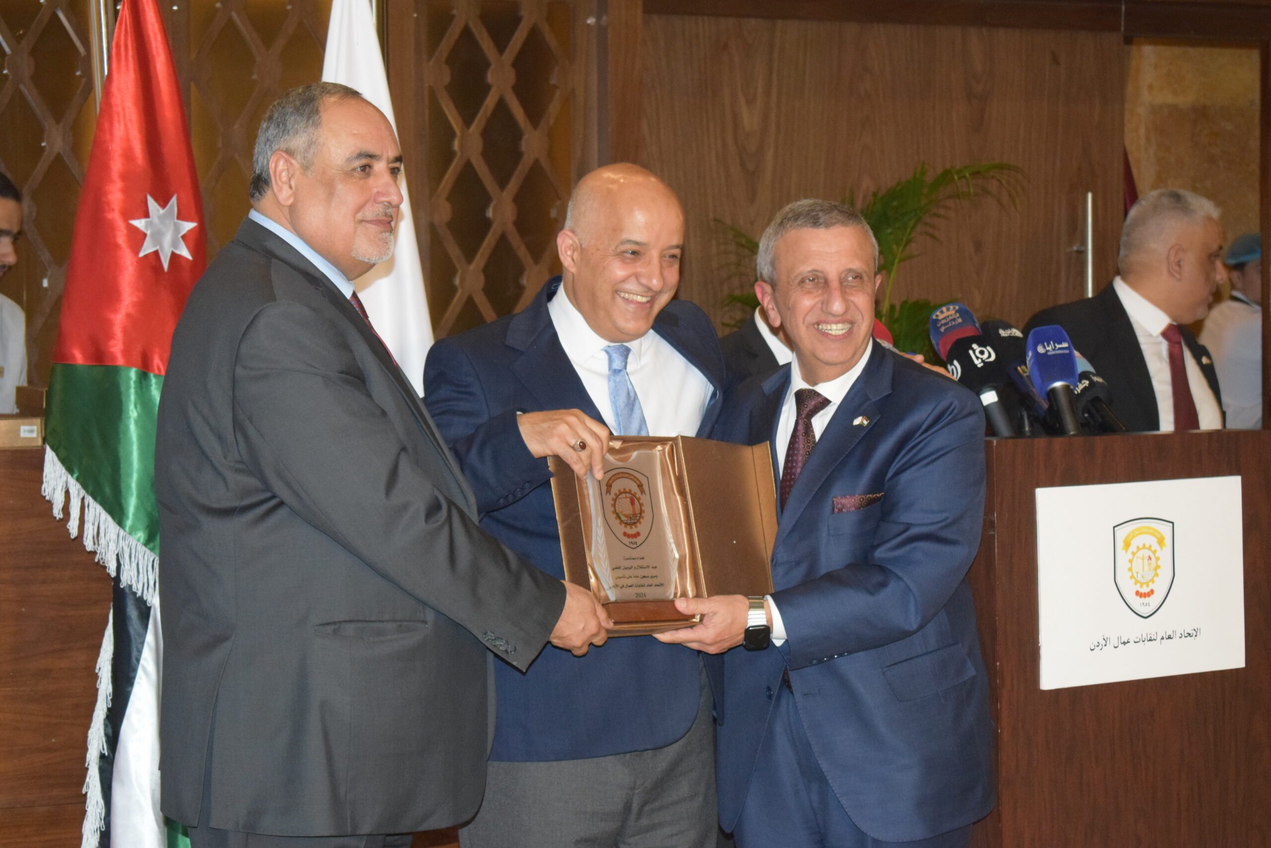 صورة حول : الاتحاد العام لنقابات عمال الأردن يحتفل بذكرى الاستقلال: تكريم للإنجازات ودعم للتعاون الوطنيّ في رحلة بناء مستقبل مُشرق الاتحاد العام لنقابات عمال الأردن يحتفل بذكرى الاستقلال: تكريم للإنجازات ودعم للتعاون الوطنيّ في رحلة بناء مستقبل مُشرق