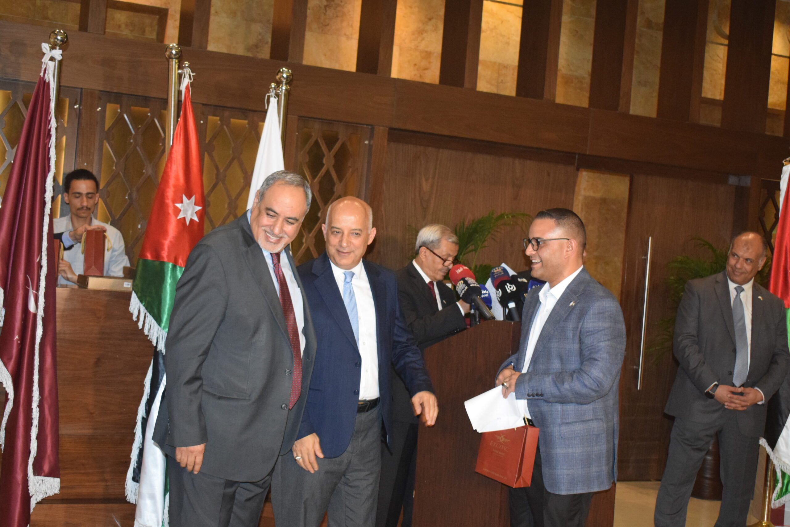 صورة حول : الاتحاد العام لنقابات عمال الأردن يحتفل بذكرى الاستقلال: تكريم للإنجازات ودعم للتعاون الوطنيّ في رحلة بناء مستقبل مُشرق الاتحاد العام لنقابات عمال الأردن يحتفل بذكرى الاستقلال: تكريم للإنجازات ودعم للتعاون الوطنيّ في رحلة بناء مستقبل مُشرق