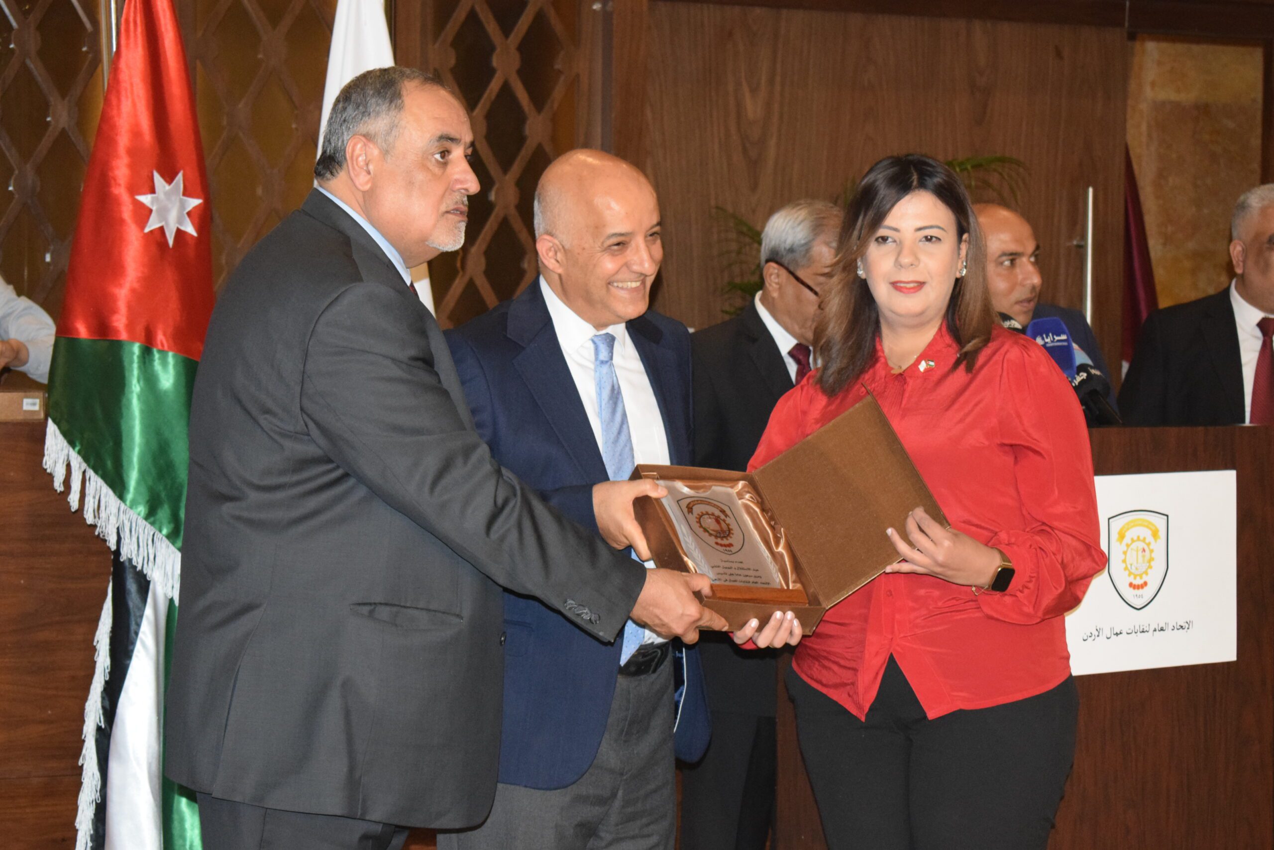 صورة حول : الاتحاد العام لنقابات عمال الأردن يحتفل بذكرى الاستقلال: تكريم للإنجازات ودعم للتعاون الوطنيّ في رحلة بناء مستقبل مُشرق الاتحاد العام لنقابات عمال الأردن يحتفل بذكرى الاستقلال: تكريم للإنجازات ودعم للتعاون الوطنيّ في رحلة بناء مستقبل مُشرق