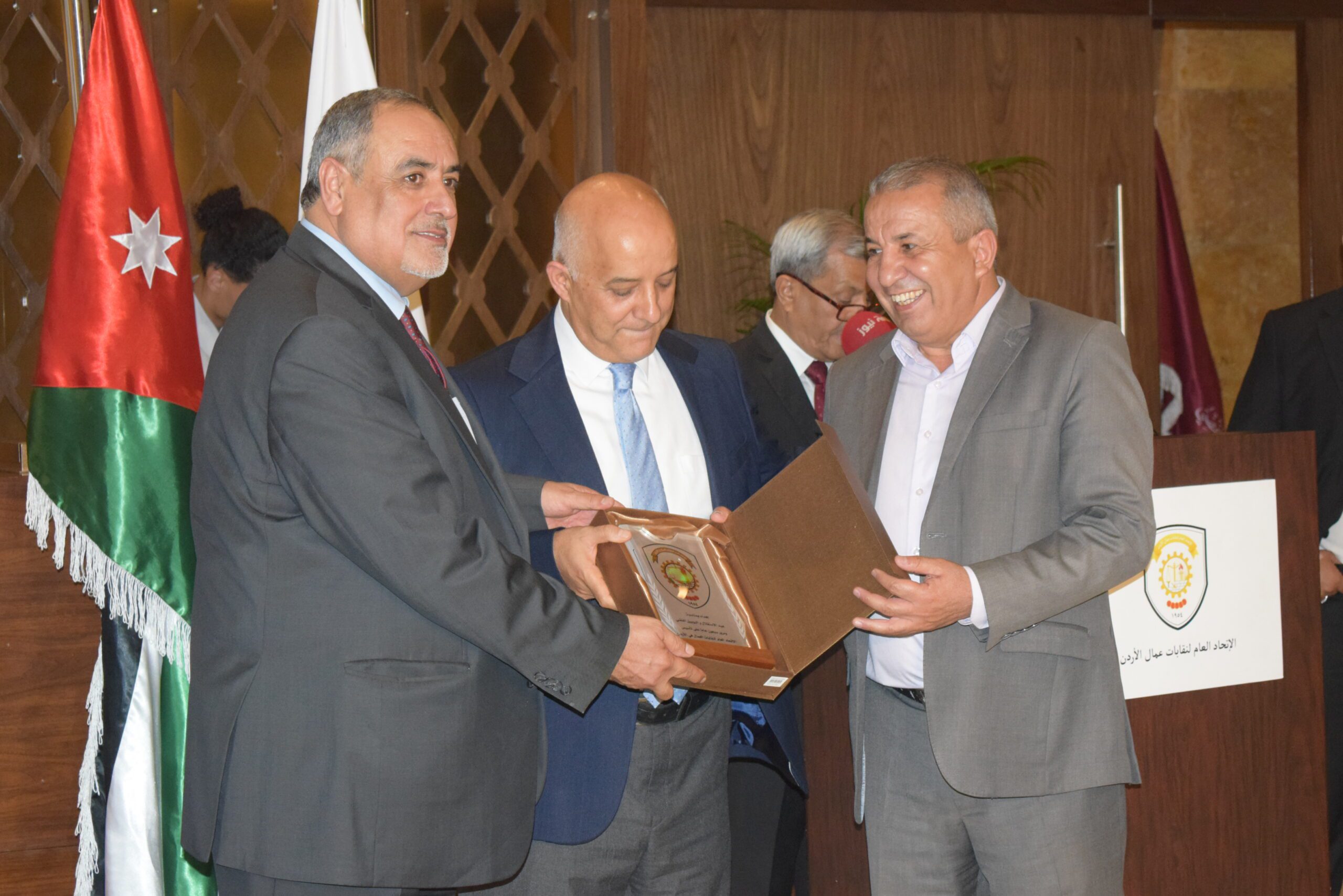 صورة حول : الاتحاد العام لنقابات عمال الأردن يحتفل بذكرى الاستقلال: تكريم للإنجازات ودعم للتعاون الوطنيّ في رحلة بناء مستقبل مُشرق الاتحاد العام لنقابات عمال الأردن يحتفل بذكرى الاستقلال: تكريم للإنجازات ودعم للتعاون الوطنيّ في رحلة بناء مستقبل مُشرق