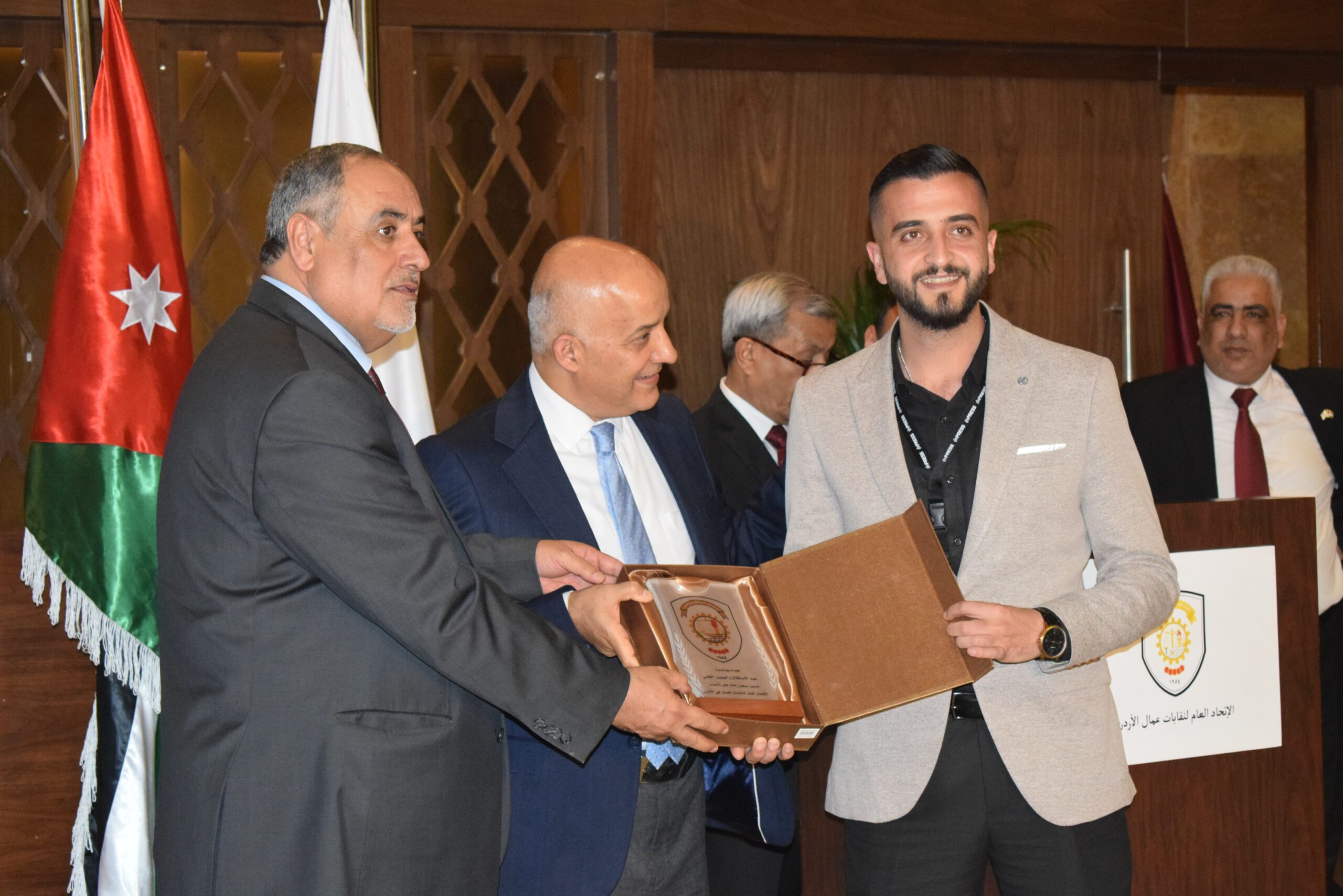 صورة حول : الاتحاد العام لنقابات عمال الأردن يحتفل بذكرى الاستقلال: تكريم للإنجازات ودعم للتعاون الوطنيّ في رحلة بناء مستقبل مُشرق الاتحاد العام لنقابات عمال الأردن يحتفل بذكرى الاستقلال: تكريم للإنجازات ودعم للتعاون الوطنيّ في رحلة بناء مستقبل مُشرق