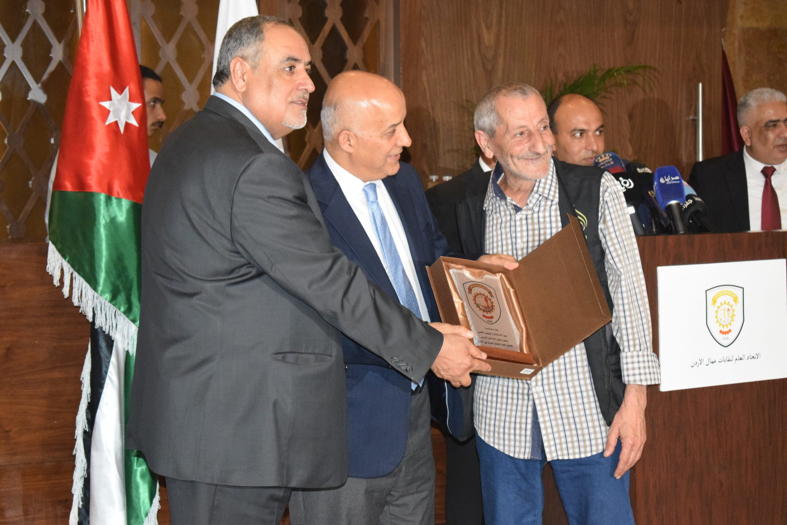 صورة حول : الاتحاد العام لنقابات عمال الأردن يحتفل بذكرى الاستقلال: تكريم للإنجازات ودعم للتعاون الوطنيّ في رحلة بناء مستقبل مُشرق الاتحاد العام لنقابات عمال الأردن يحتفل بذكرى الاستقلال: تكريم للإنجازات ودعم للتعاون الوطنيّ في رحلة بناء مستقبل مُشرق