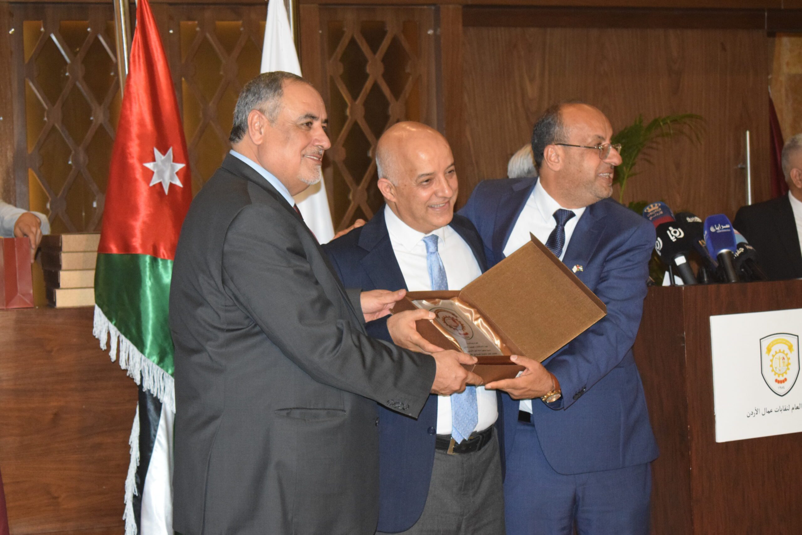 صورة حول : الاتحاد العام لنقابات عمال الأردن يحتفل بذكرى الاستقلال: تكريم للإنجازات ودعم للتعاون الوطنيّ في رحلة بناء مستقبل مُشرق الاتحاد العام لنقابات عمال الأردن يحتفل بذكرى الاستقلال: تكريم للإنجازات ودعم للتعاون الوطنيّ في رحلة بناء مستقبل مُشرق