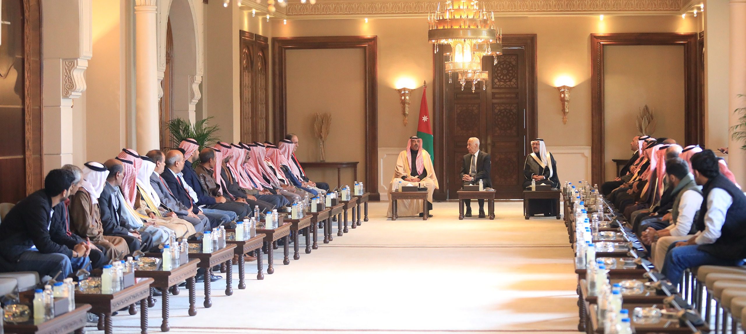 صورة حول : رئيس الديوان الملكي يلتقي وفدا من وجهاء عشيرة الكعابنة رئيس الديوان الملكي يلتقي وفدا من وجهاء عشيرة الكعابنة