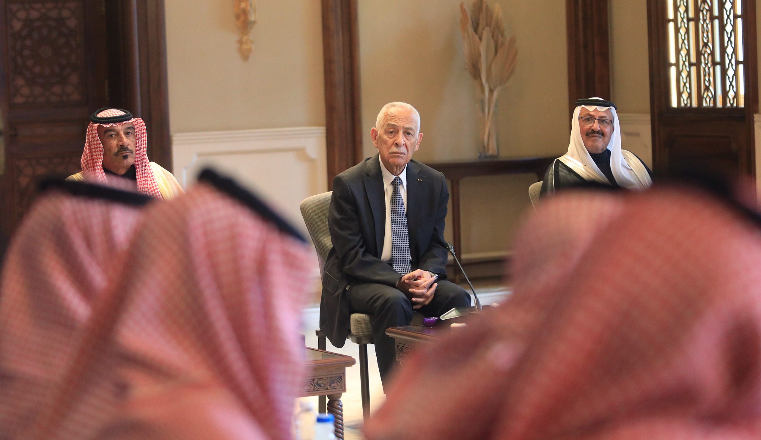 صورة حول : رئيس الديوان الملكي يلتقي وفدا من وجهاء عشيرة الكعابنة رئيس الديوان الملكي يلتقي وفدا من وجهاء عشيرة الكعابنة