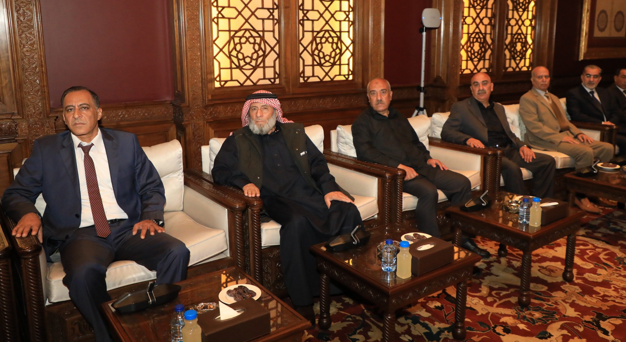 صورة حول : العيسوي يلتقي وفدا من وجهاء عشيرة المصاروة العيسوي يلتقي وفدا من وجهاء عشيرة المصاروة