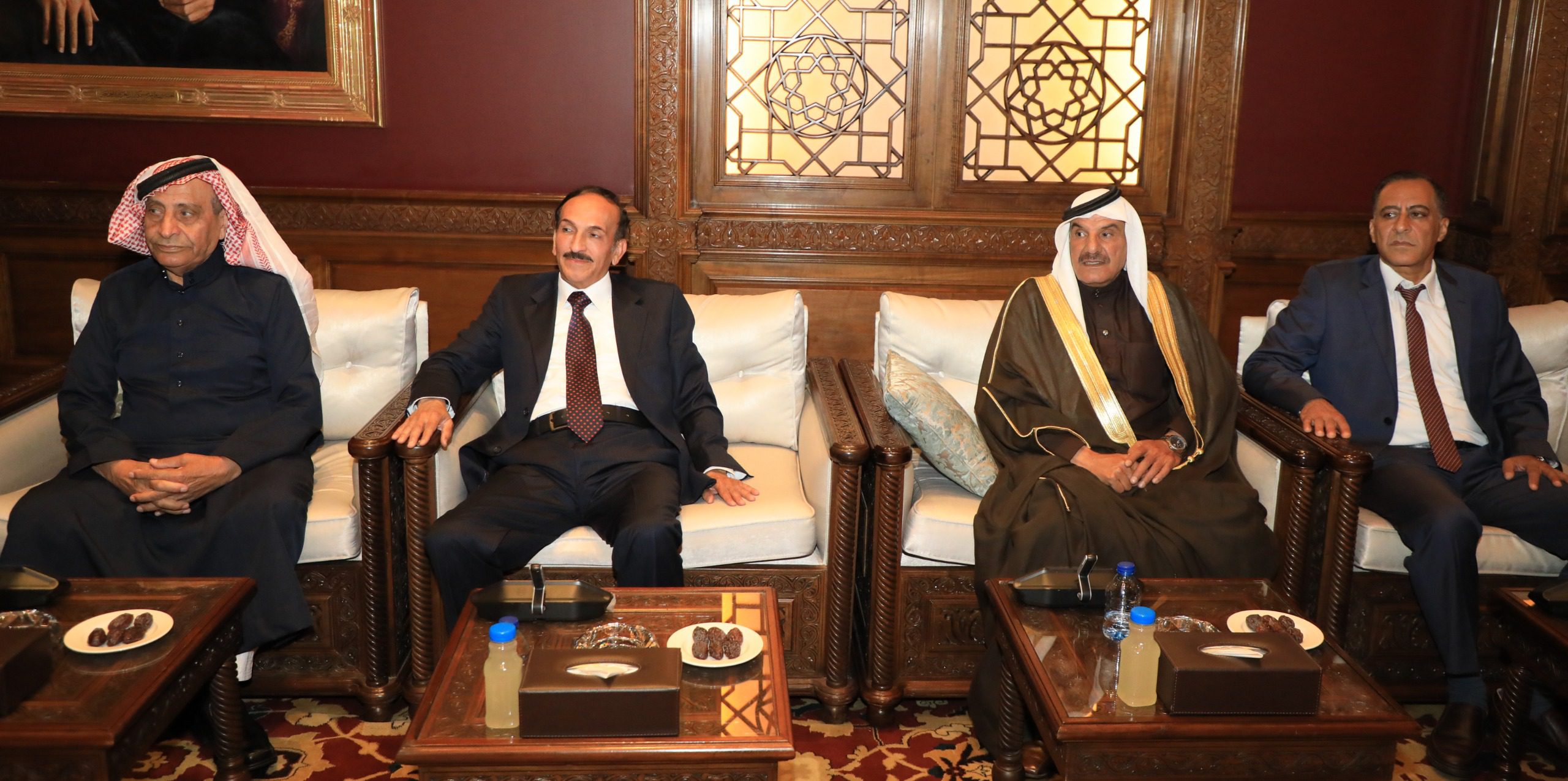 صورة حول : العيسوي يلتقي وفدا من وجهاء عشيرة المصاروة العيسوي يلتقي وفدا من وجهاء عشيرة المصاروة