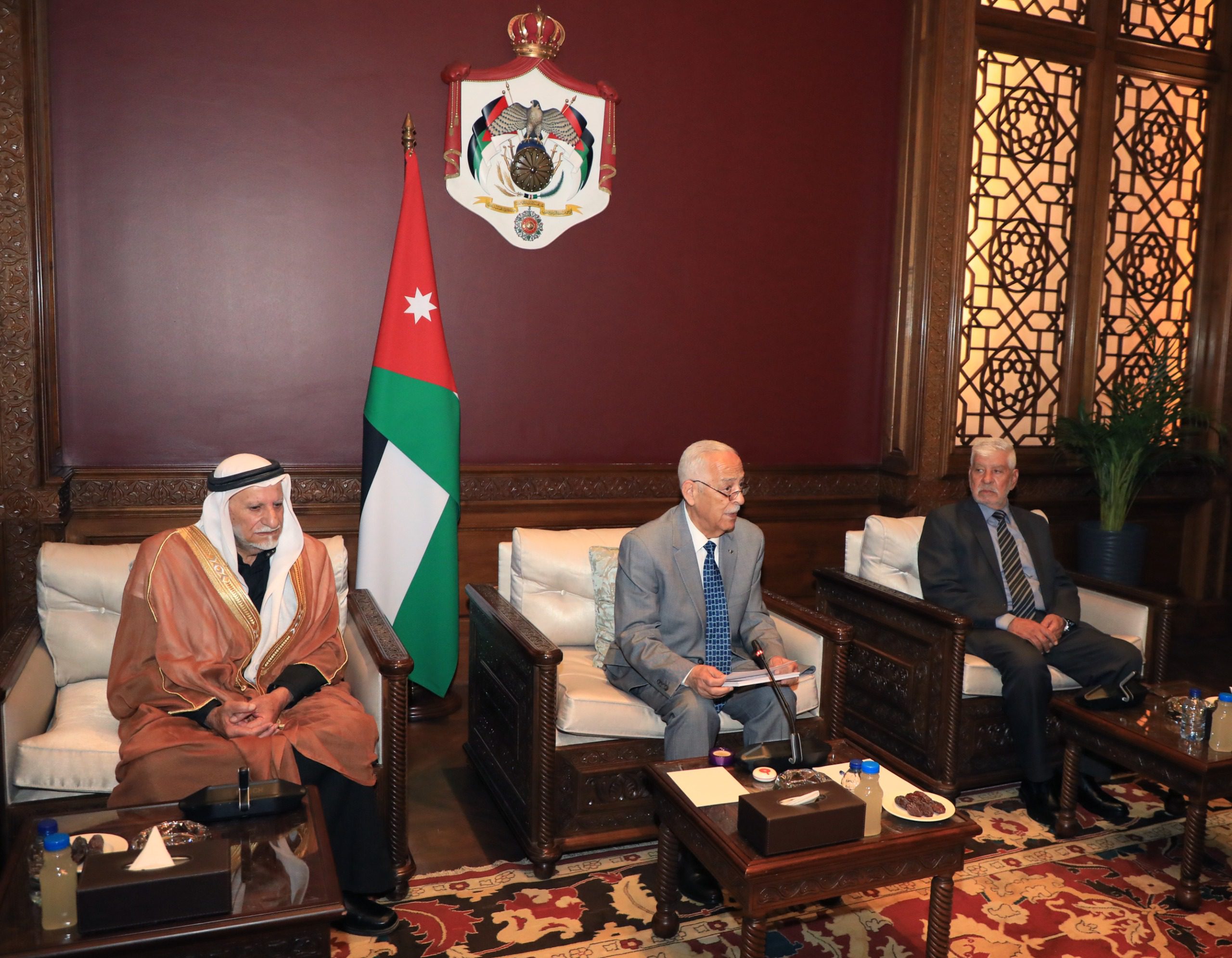 صورة حول : العيسوي يلتقي وفدا من وجهاء عشيرة المصاروة العيسوي يلتقي وفدا من وجهاء عشيرة المصاروة