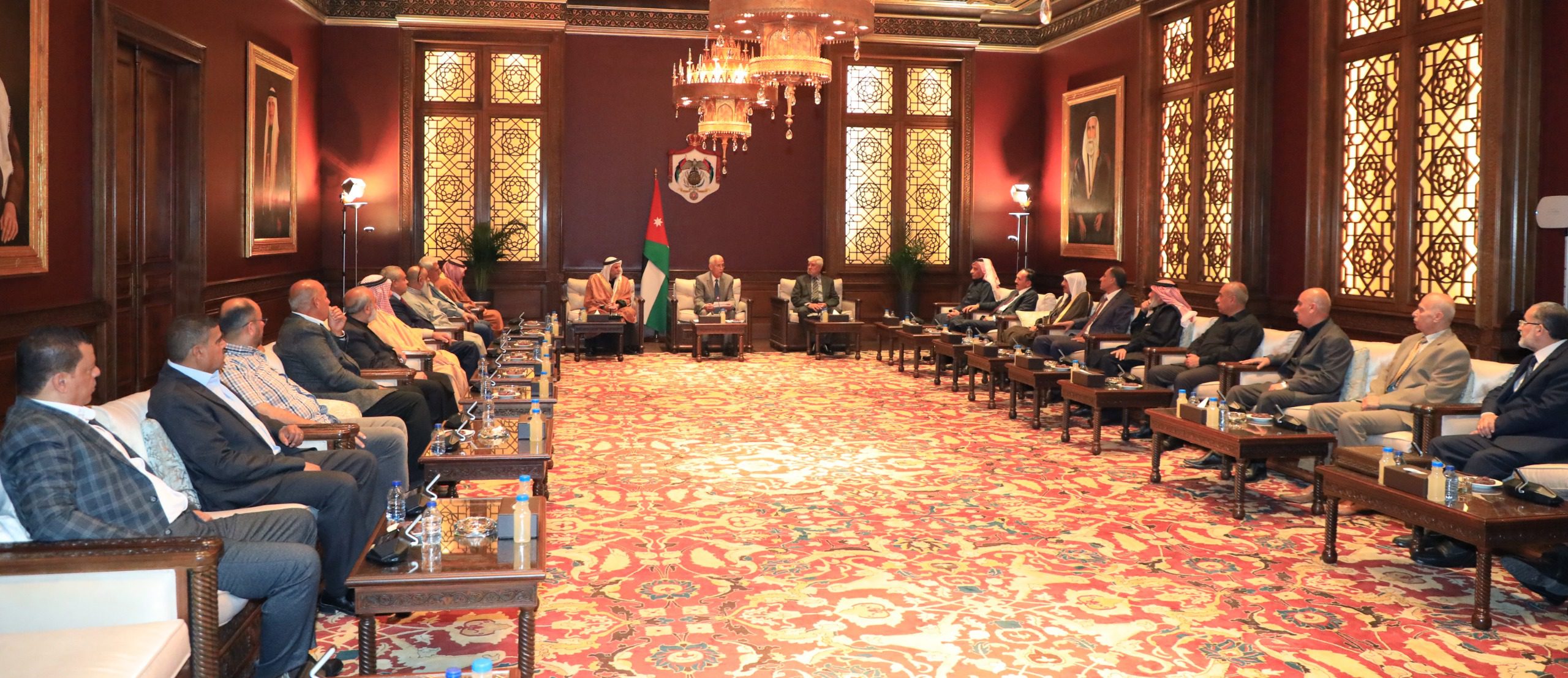 صورة حول : العيسوي يلتقي وفدا من وجهاء عشيرة المصاروة العيسوي يلتقي وفدا من وجهاء عشيرة المصاروة