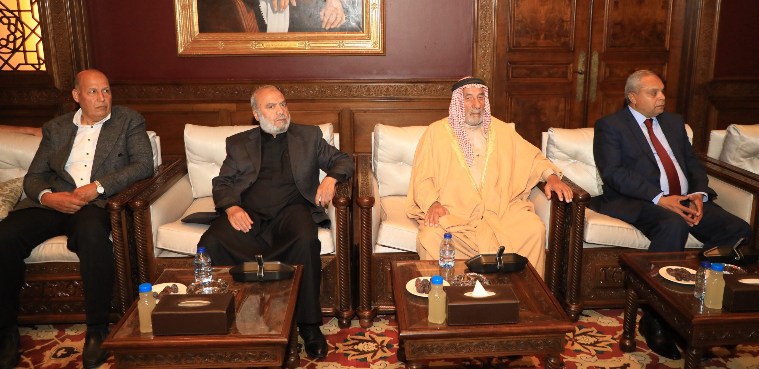 صورة حول : العيسوي يلتقي وفدا من وجهاء عشيرة المصاروة العيسوي يلتقي وفدا من وجهاء عشيرة المصاروة